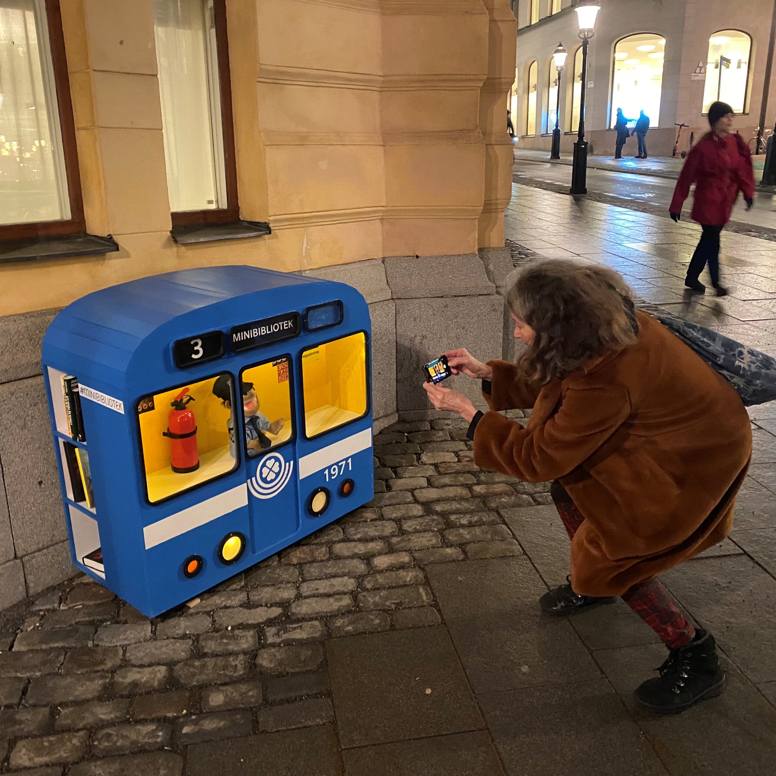 A mini library looking like an old Stockholm subway train.