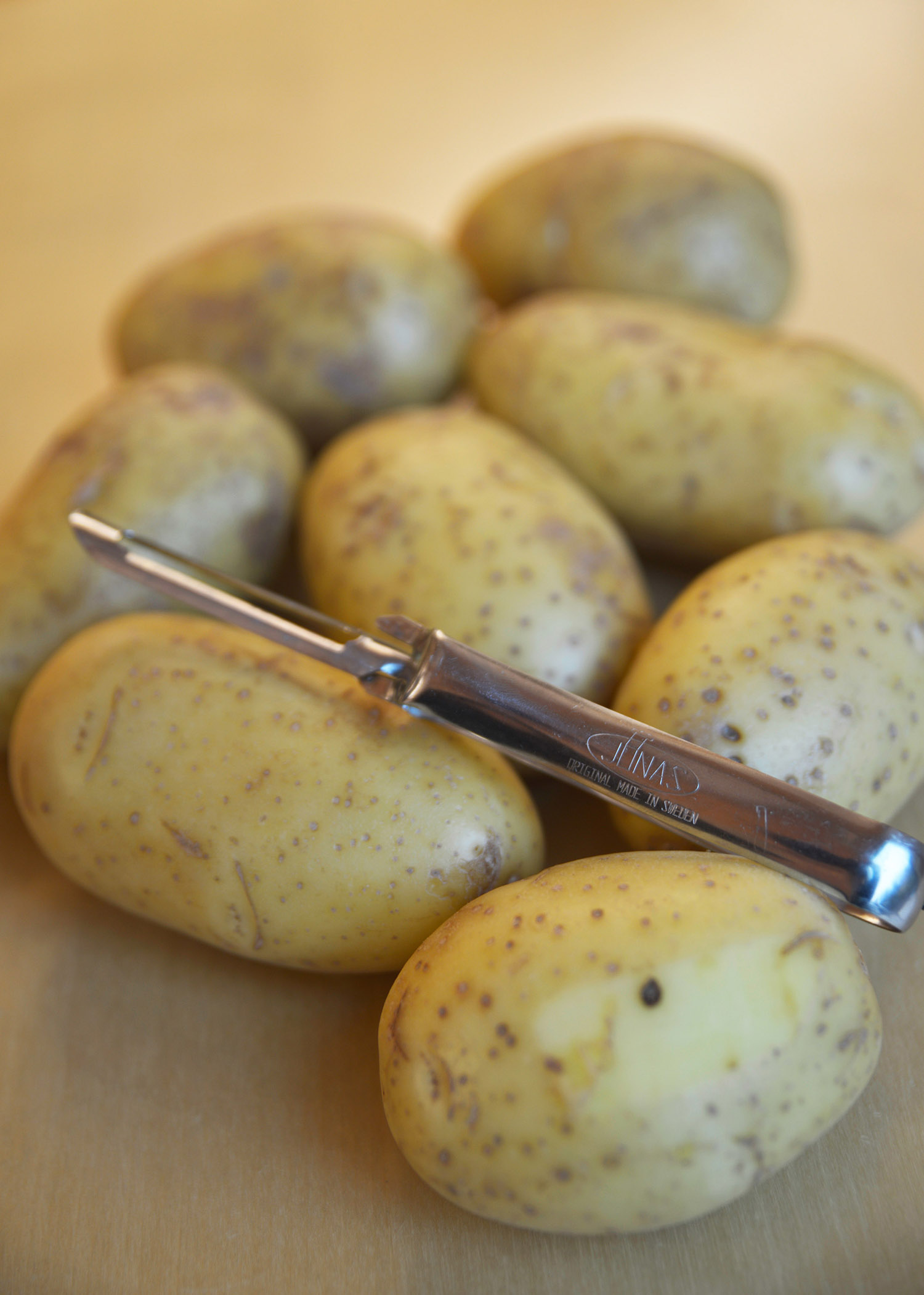 The potato peeler and some potatoes