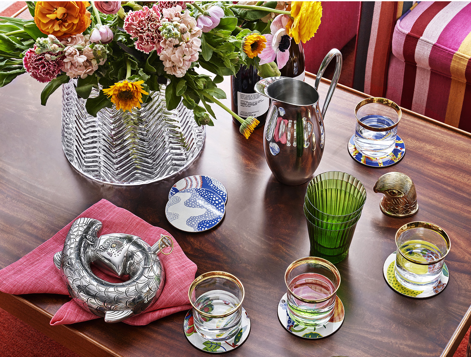 A table with objects from Svenskt Tenn